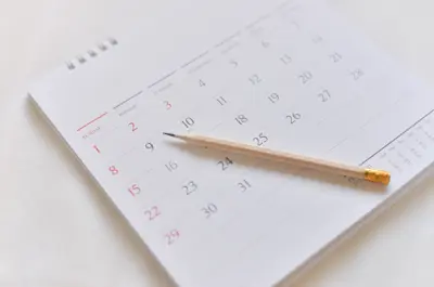 Calendar and pencil on a desk.